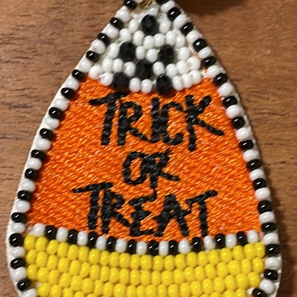 🎉🎃 Halloween Trick or Treat Multicolor Beaded Earrings - Picture 2 of 3